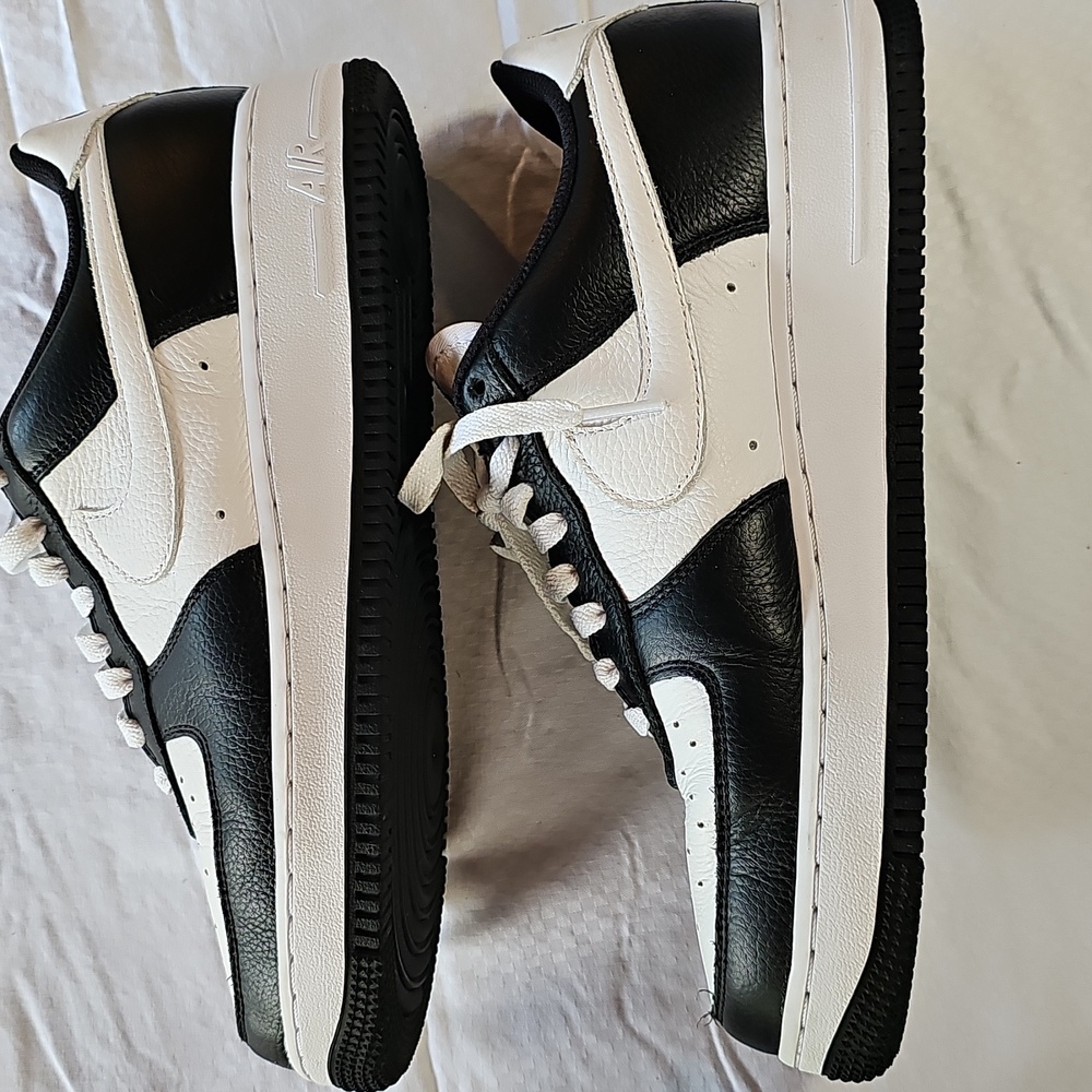 Nike Black and White Athletic Shoes with Sleek Design - Picture 6 of 6